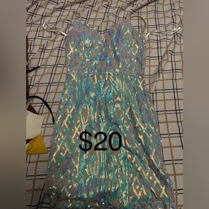 Only wear one time I buy for 65 i selling for 25